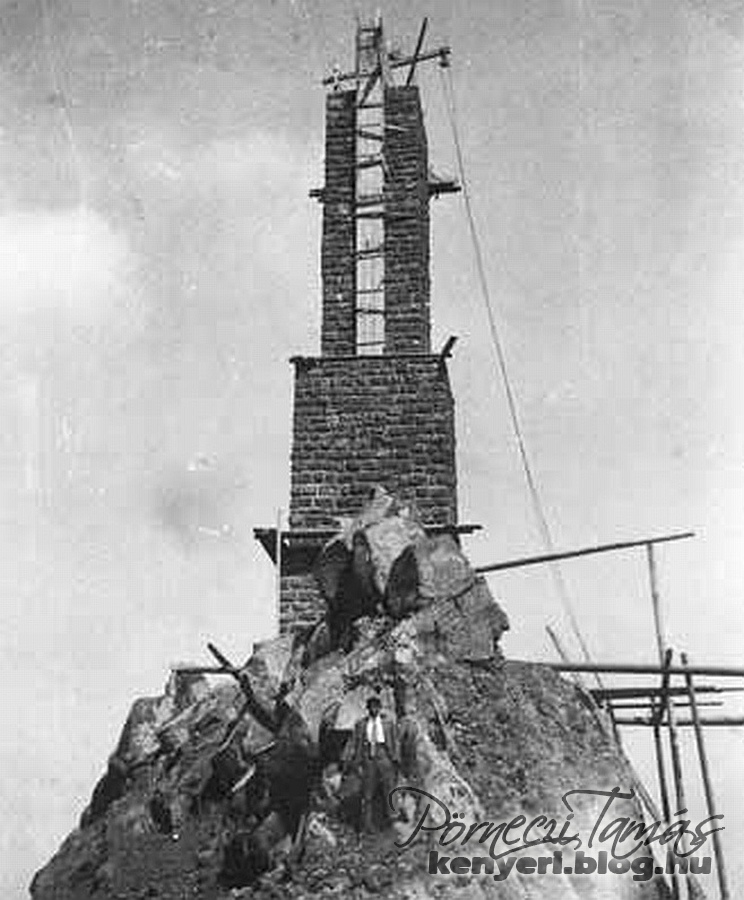 A 279 m magas Ság hegy tetején 5x5x8 méter magas bazaltkő alapzatból emelkedik ki Magyarország legmagasabb (19,5 méter) fehérre meszelt Trianon-keresztje, amit Kemenesalja népe állított 1934-ben. A kommunizmus idejében a kereszten lévő eredeti felirat „Nagymagyarországért Kemenesalja népe MCMXXXIV.” miatt le akarták rombolni az emlékművet, de végül a kőtáblát megfordították, és a „Szabadság” szót vésték rá, így a helyén maradhatott. A fotón az emlékmű építése látható.