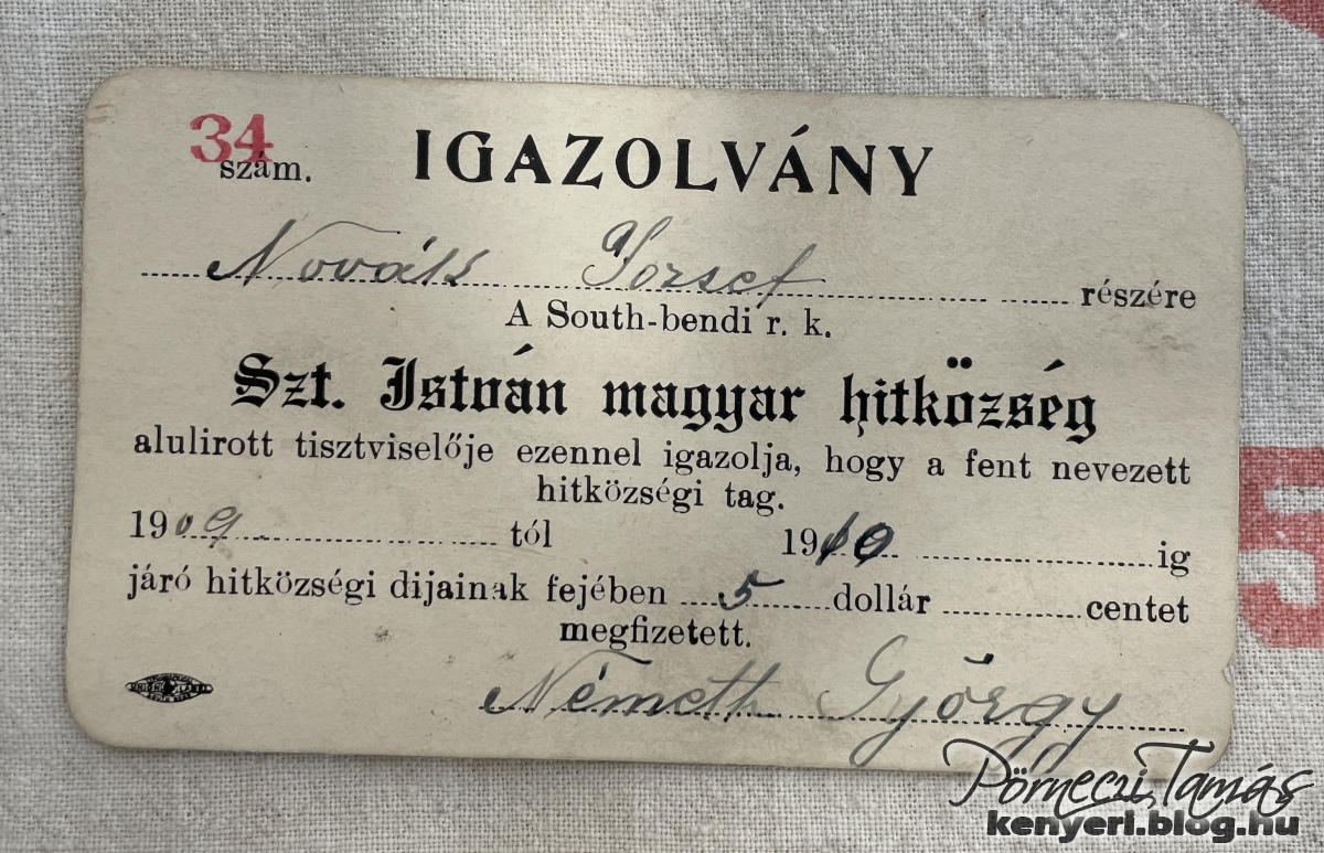 Az Amerikába kivándorolt Novák József a római katolikus vallását, Rábakecskédtől távol is megtartotta: az Illinois állambeli, South Bend városban is a magyar hitközség tagja volt. A fotón az 5 dolláros hitközségi tagdíj befizetését tartalmazó igazolványa az 1909-10 évekre.   