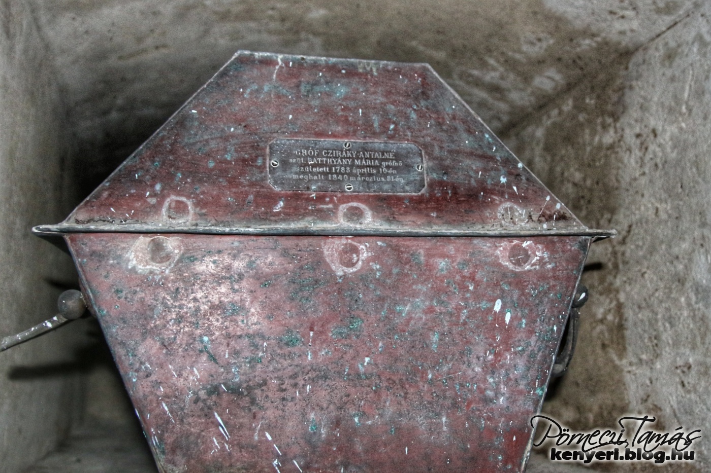 gróf Cziráky Antalné külső, díszes koporsója eltűnt, csak a belső koporsója maradt meg 1840-ből
