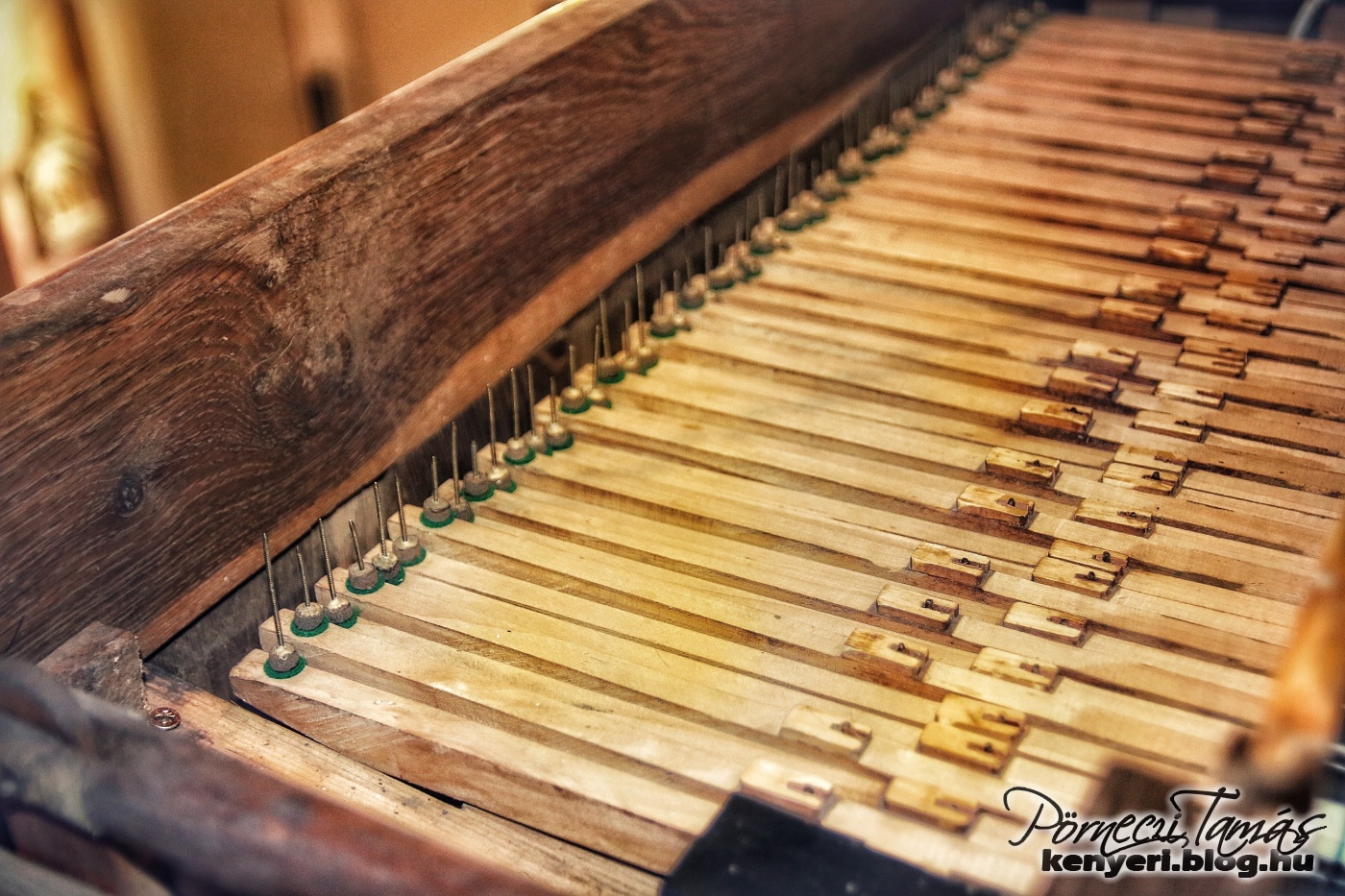 Az orgona billentyűi ezeket a vízszintes, fából készült rudazatokat mozgatják...