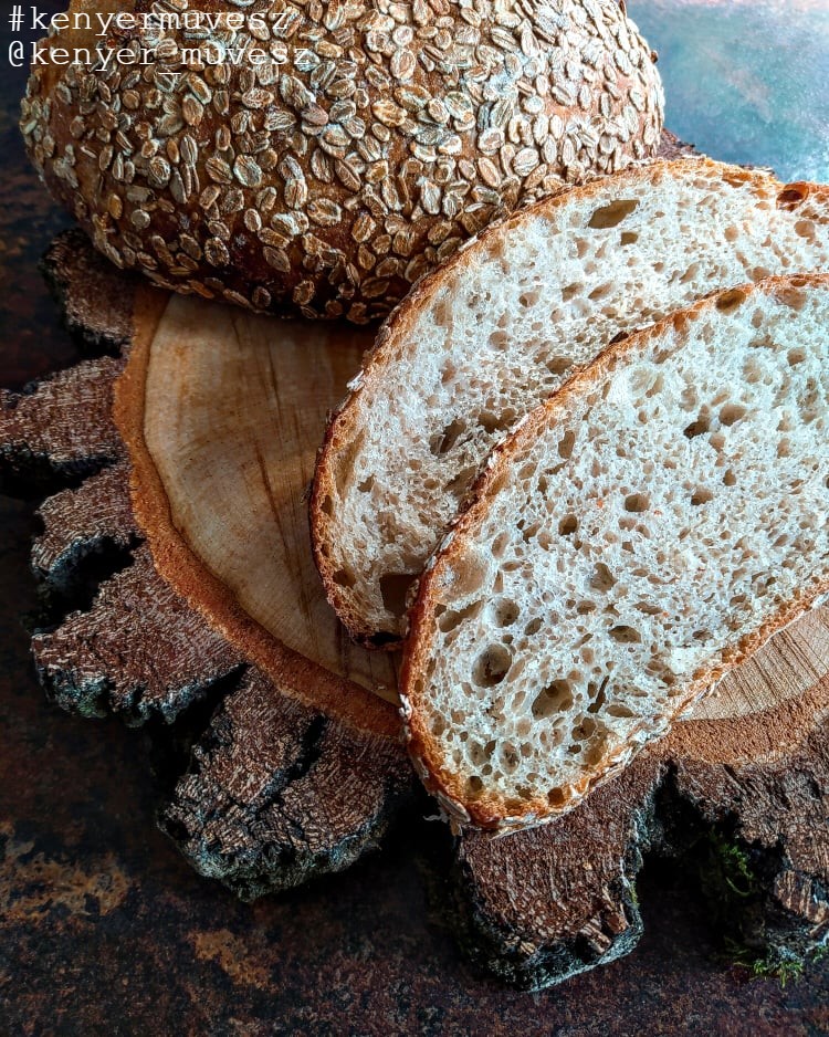 100% királybúzalisztes kovászos kenyér, rozspehely kabátban