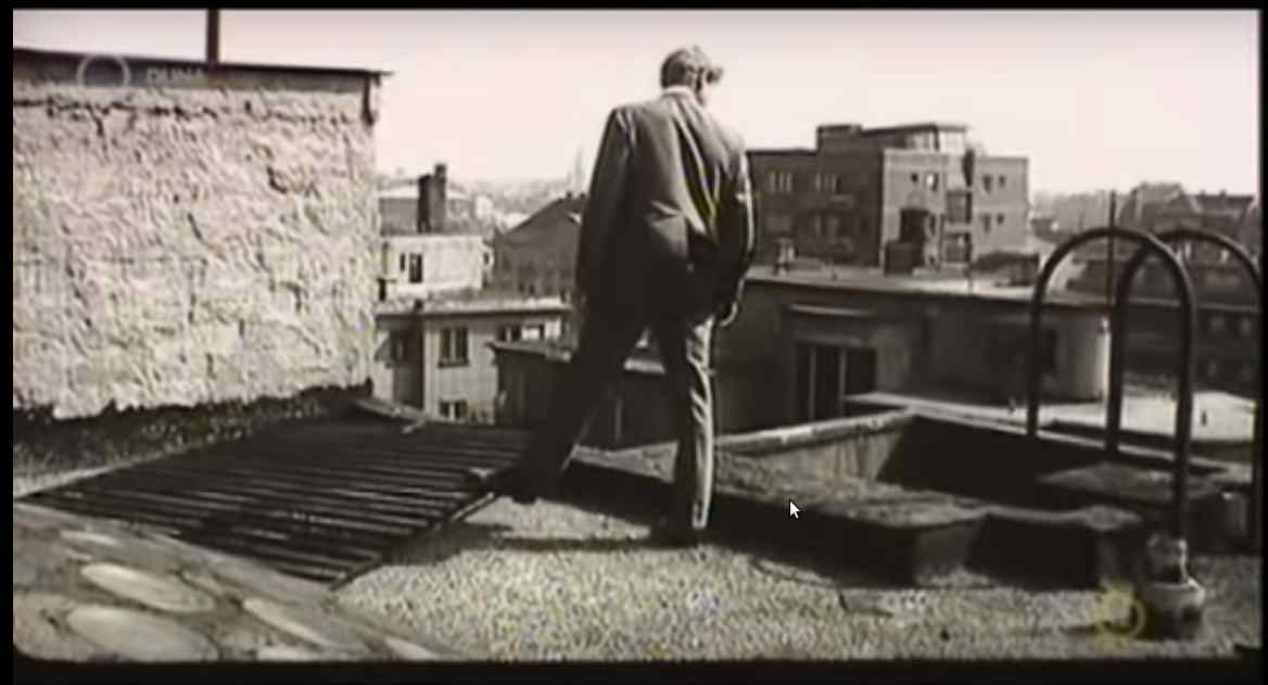 A nyomozót alakító Stanislaw Mikulski a tetőn.