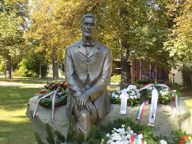 Ünnepélyesen avatták fel Budapesten báró Eötvös Loránd egész alakos szobrát a Gesztenyés-kertben