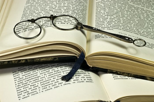 Lornyon, monokli, cvikker - avagy a szemüveg története