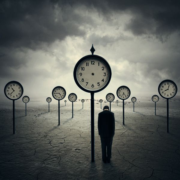 the-time-traveler-surreal-art-by-xetobyte.jpg