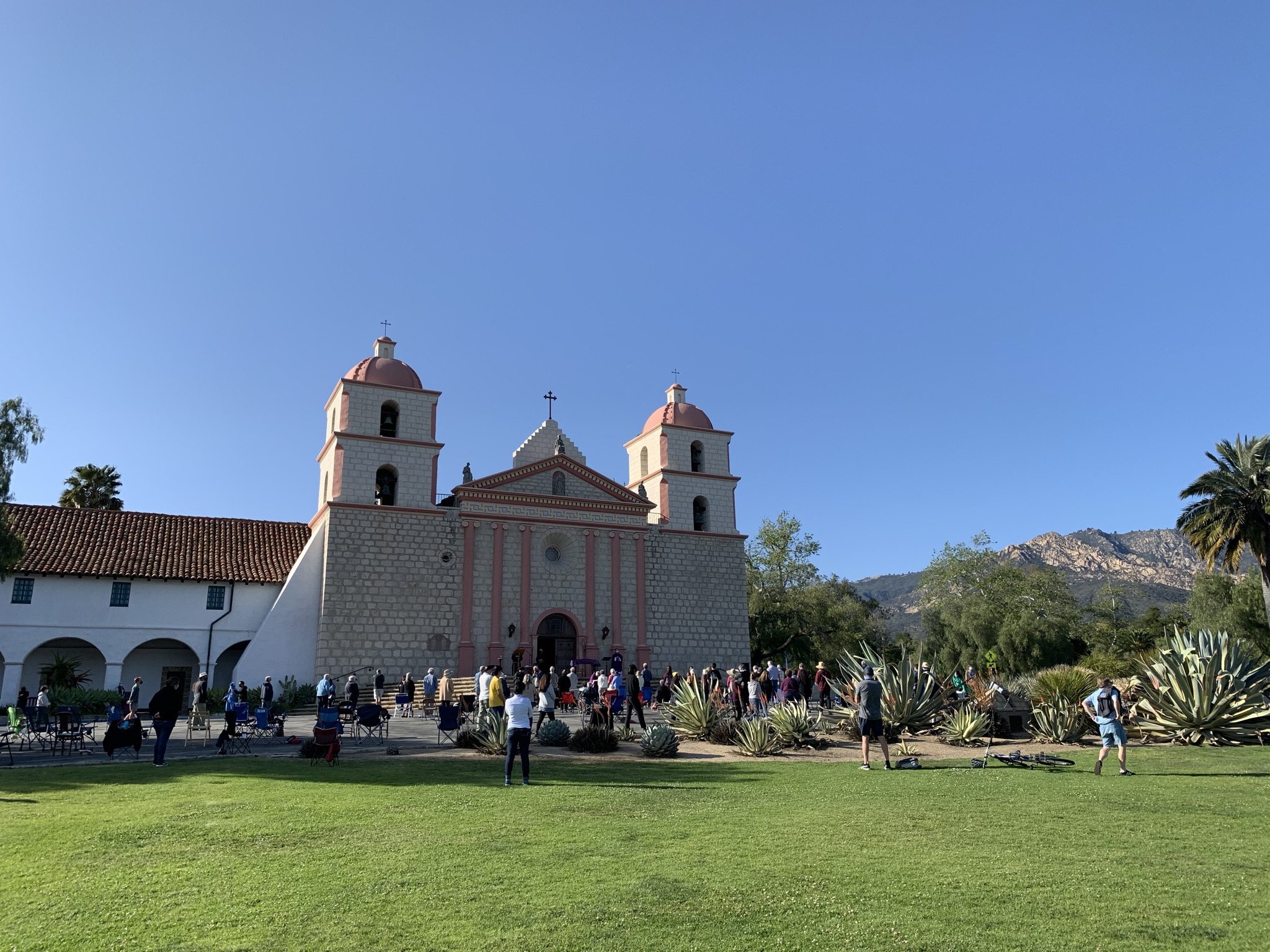 Old Santa Barbara Mission, szabadtéri misével