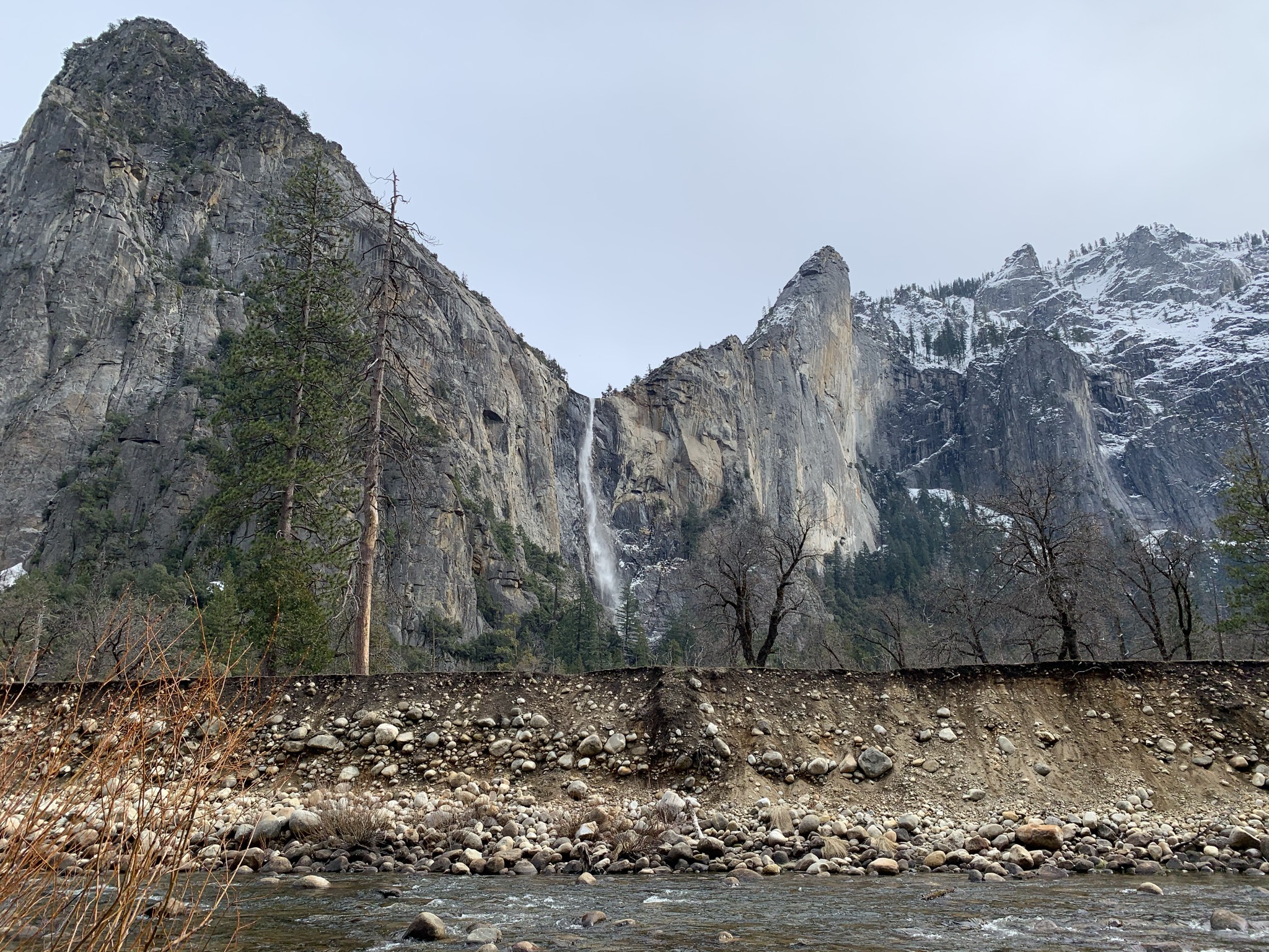 Bridalveil vízesés a Merced folyó túloldaláról