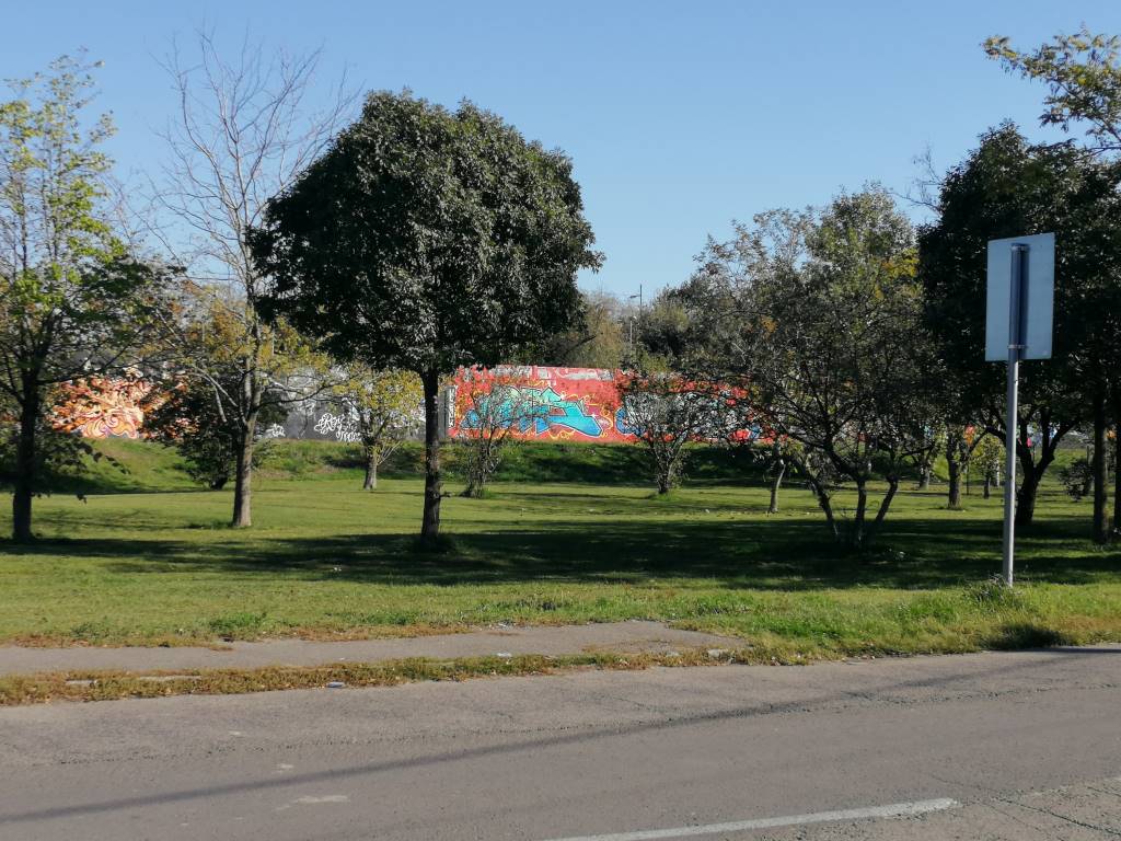 Háttérben látszik a vasúti zajcsökkentő fal, melyen végig graffitik vannak, a többség igen ötletes és jól sikerült - Budapest, Borics Pál utca, 18. kerület