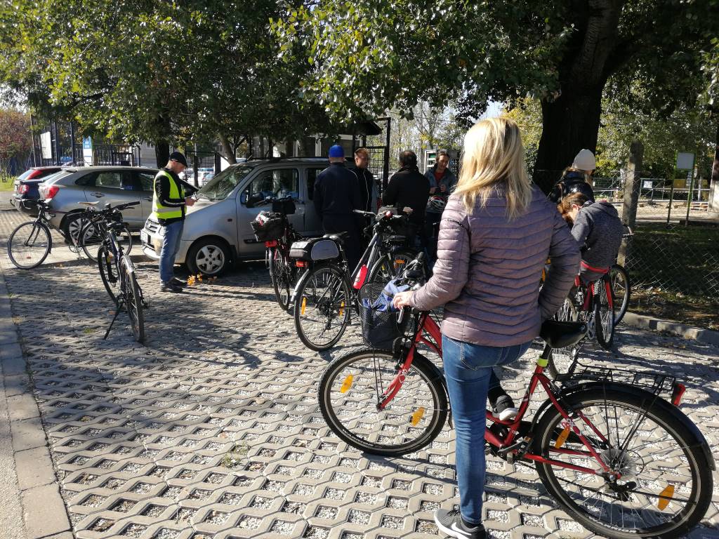 A Vilmos Endre Sportcentrum külső parkolójában álltunk meg. A közösségi komposztáló a kerítésen belül, könnyen elérhető helyen található. - Budapest, Nagybecskerek utca, 18. kerület