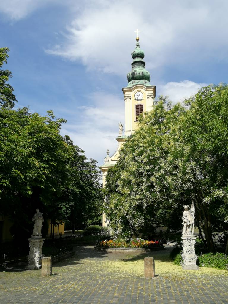 Nepomuki Szent János (balra) és Szent Flórián (jobbra) a Szent Péter és Szent Pál Plébániatemplom előtt - Budapest, 3. kerület