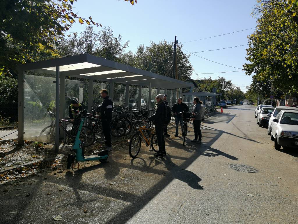 Modern, fedett kerékpártárolók a Ferihegy vasútállomásnál - Budapest, Nagybánya utca, 18. kerület