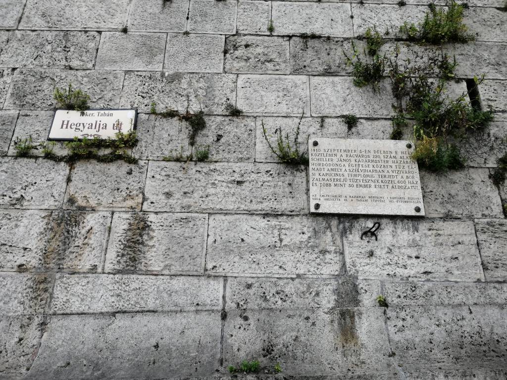 A tabáni tűzvészre emlékeztető tábla a Döbrentei téri támfalon - Budapest, 1. kerület