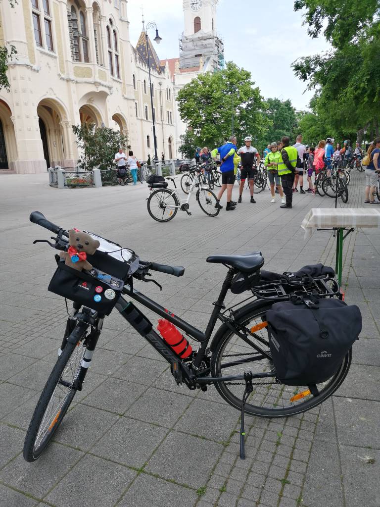 VI. BringAuti - Gyülekeznek a résztvevők, előtérben Merivel (bringám) - Kecskemét, Városháza előtti tér