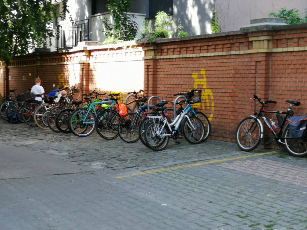Sokasodnak a leparkolt bringák a Bókay Gyermekklinika udvarán - Budapest, 8. kerület