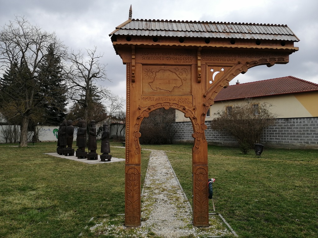 Székelykapu, a Hét vezér és Árpád fejedelem szobra (16. kerület)