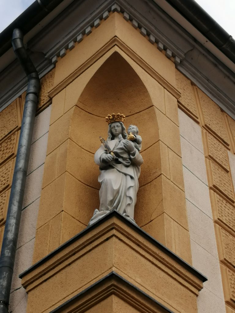 Szűz Mária szobor a Templom utca - Hősök tere sarkán lévő Budapest-Soroksári Nagyboldogasszony Főplébánia Hivatal épületén