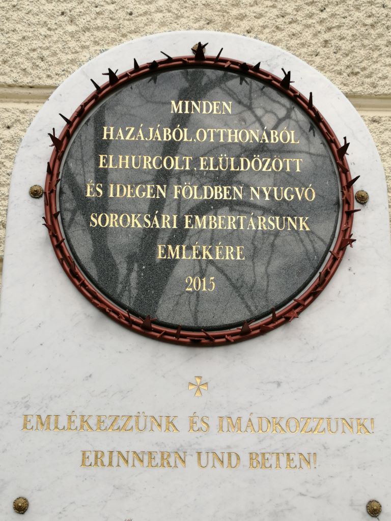 Tábla a Budapest-Soroksári Nagyboldogasszony-templom oldalán