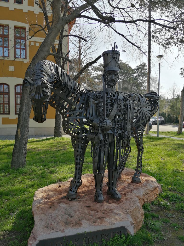 Brigetio Látogatóközpont előtti egyik szobor - Komárom