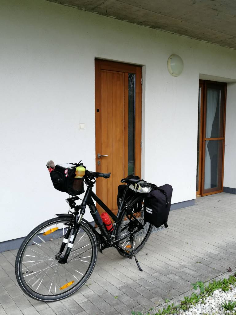 Meri (bringám) a szállásom bejárata előtt - Pannonhalma