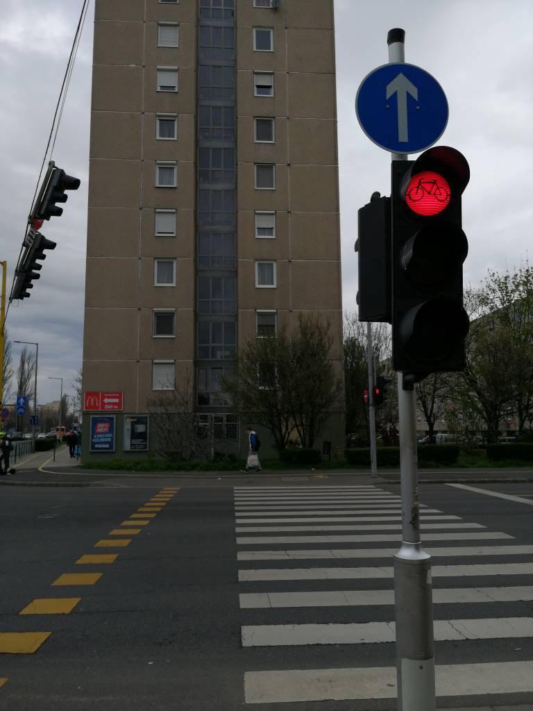A szokásosnál nagyobb méretű közlekedési lámpa a kerékpárúton - Győr