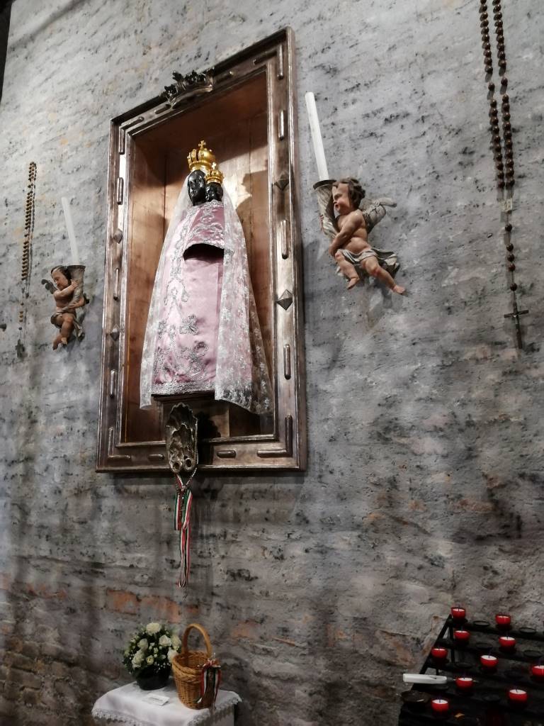 Ébenfából készült Szűz Mária szobor a kisdeddel a loretói kápolnában - Hérdervár