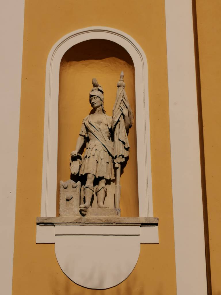 Szent Flórián szobor a Hédervári Szent Mihály templom bejáratától balra - Hédervár