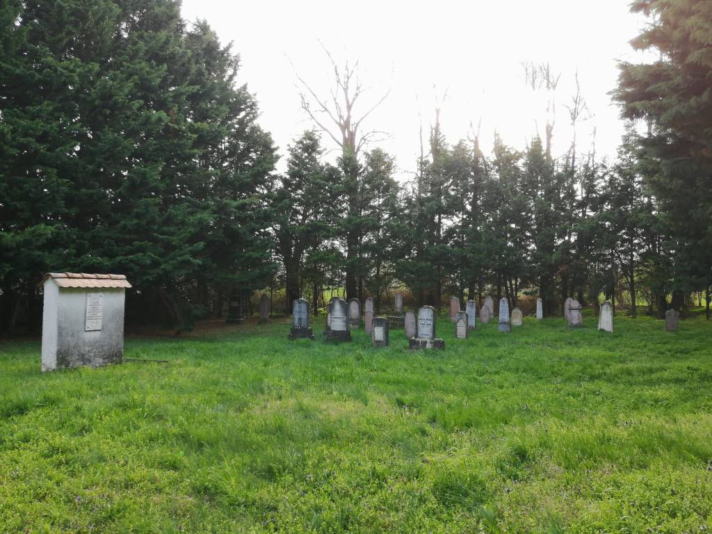Holokauszt emlékhely a sírkövekkel - Darnózseli