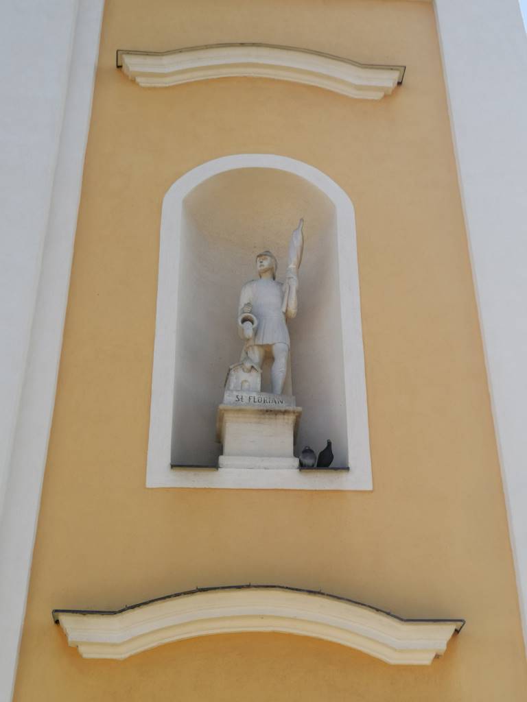 Szent Flórián szobor a templom bejáratától jobbra - Bezenye