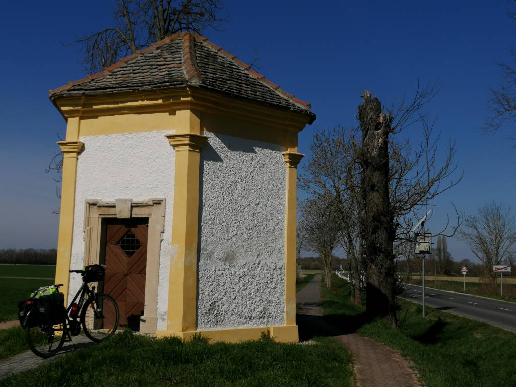 Kápolna Hédervár határában, melyet körbeölel a kerékpárút