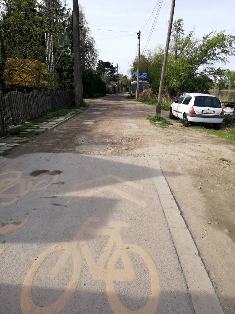 Eurovelo 6 kerékpáros útvonal - az aszfalt és a földút találkozása - Soroksár, Budapest 23. kerület