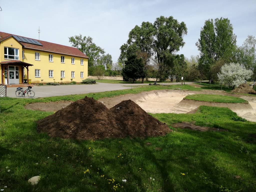 Valami készül a Kísérleti Üzem és Tangazdaságának épületénél (Budapesti Corvinus Egyetem Kertészettudományi Kar) - Soroksár, Budapest 23. kerület