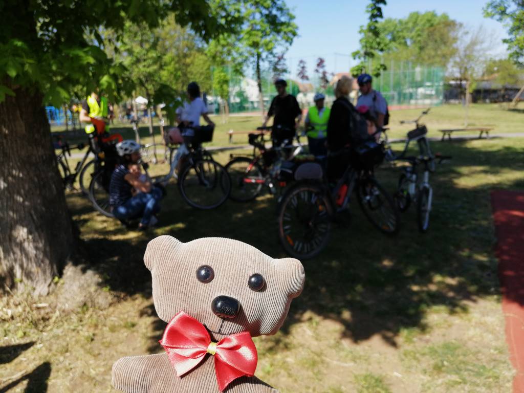 Barnabás és a közlekedésbiztonsági kerékpáros program résztvevői a Martinovics téren - Budapest, 18. kerület