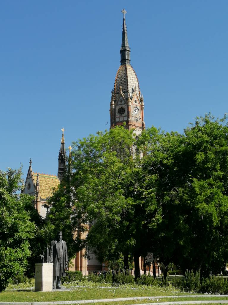 Szent László templom és Lechner Ödön szobra (balra) - Budapest, 10. kerület