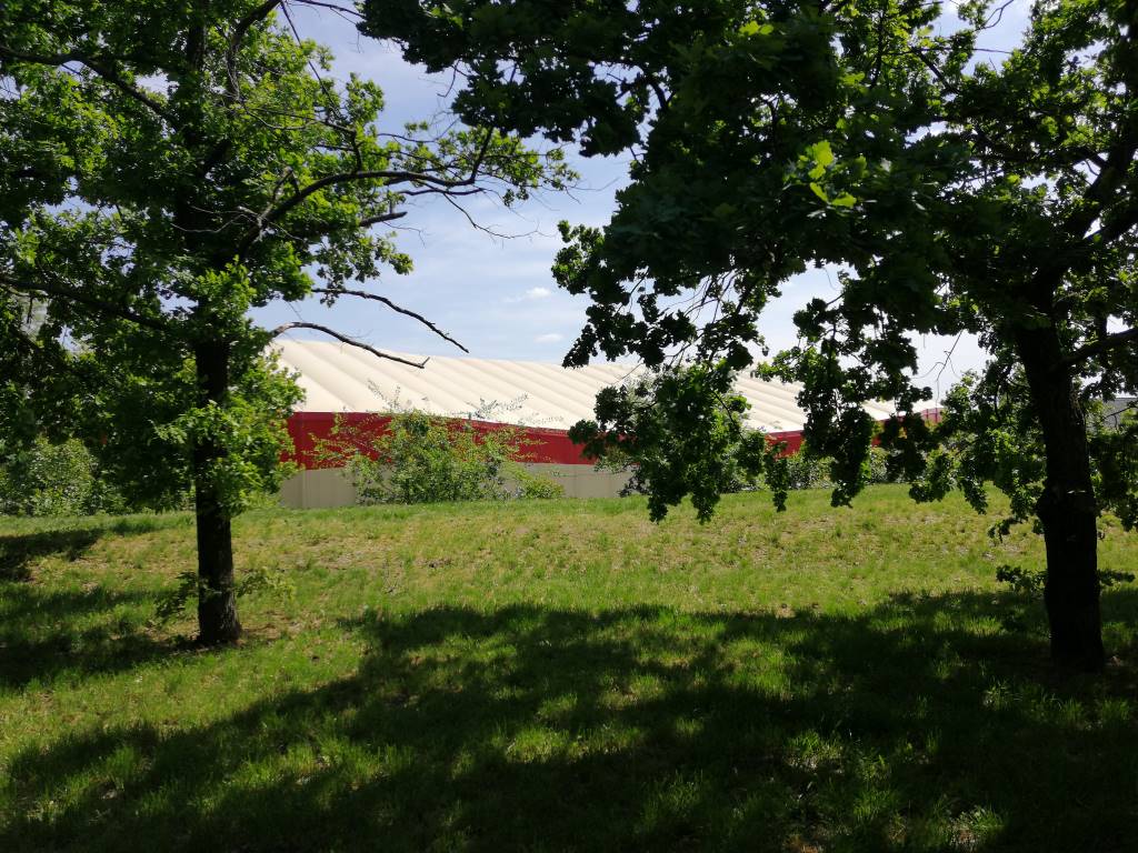 Kőbányai Bringaréna (háttérben) a Sportligetből nézve - Budapest, 10. kerület