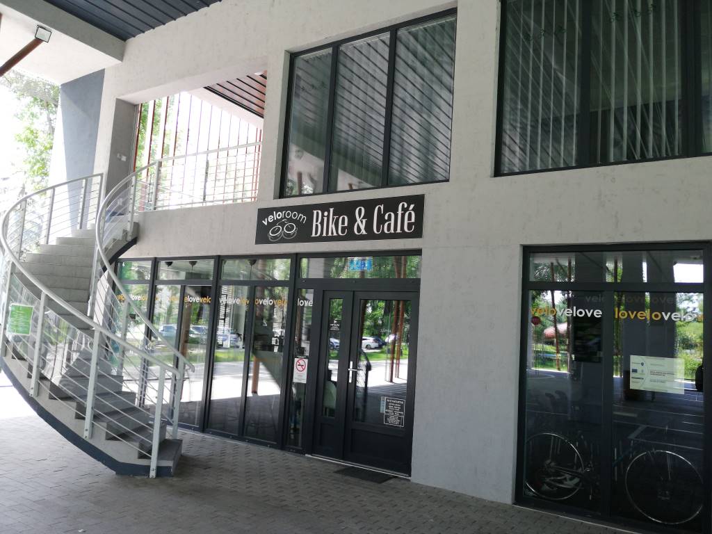 Kávézó és kerékpárkölcsönző az épületben - Amikor ott jártam, zárva volt.
