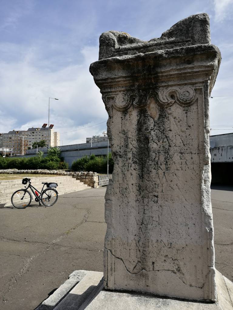 Római kori oszlop és relief töredékek - Flórián tér, Budapest, 3. kerület