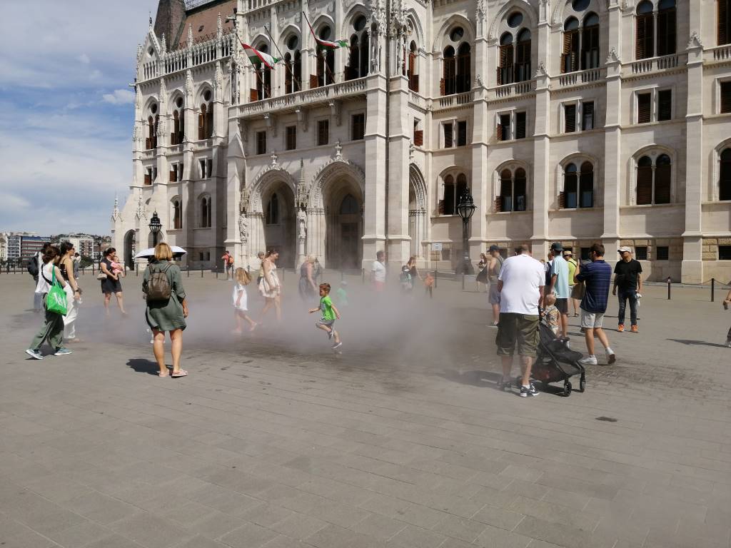 Az Országház déli oldala melletti hűsítő pára, amit a gyerekek sikoltozva, futkározva nagyon élveztek, de természetesen a felnőttek is szerették - Budapest, 5. kerület