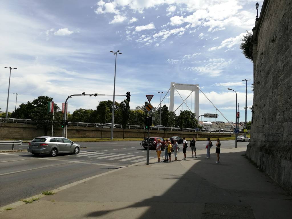 Döbrentei tér, a háttérben az Erzsébet-híd - Budapest, 1. kerület