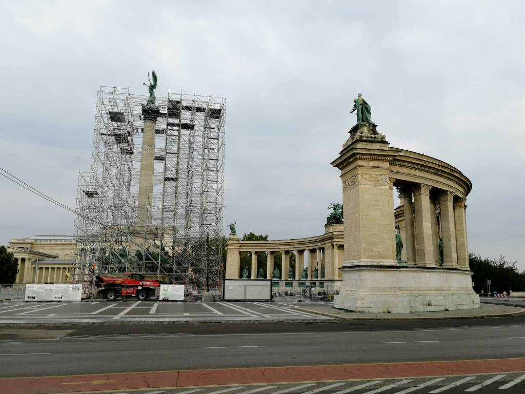 A felállványozott Gábriel arkangyal - Hősök tere (Budapest, 14. kerület)