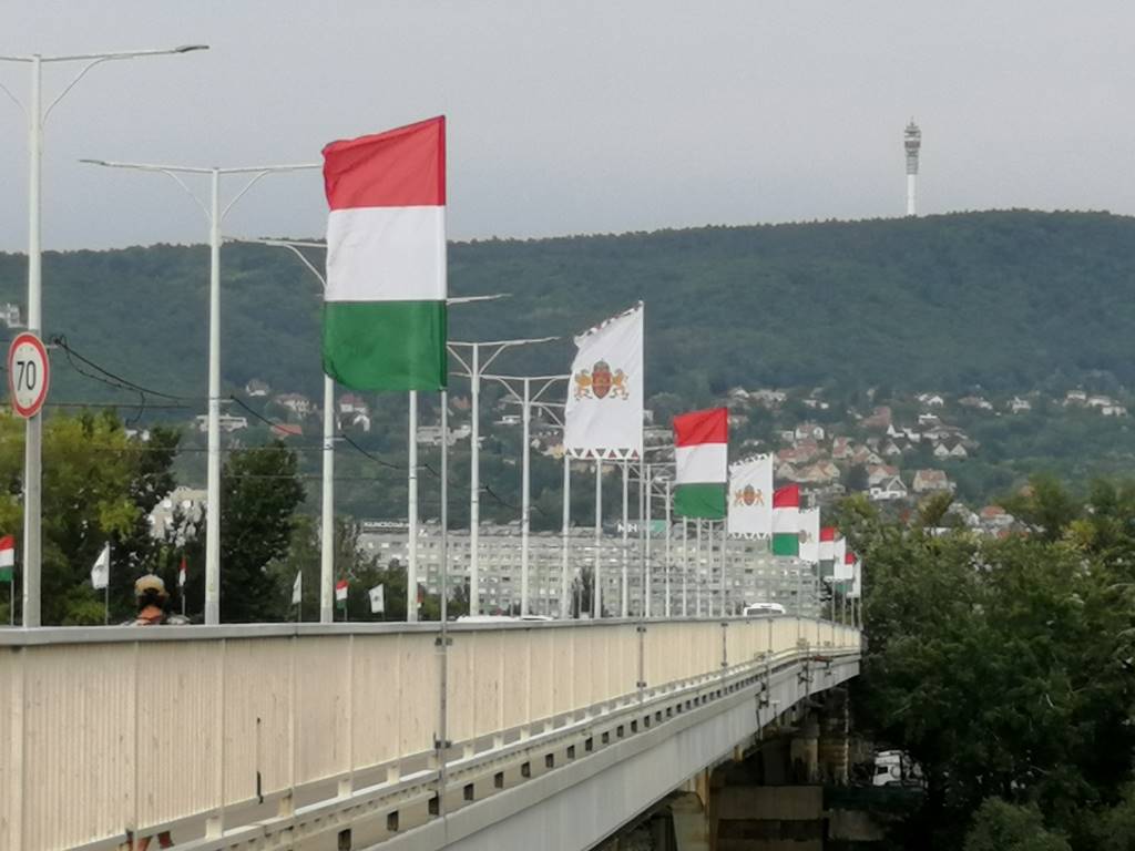 A másnapi nemzeti ünnepre tekintettel fellobogózták Budapest hídjait (is)