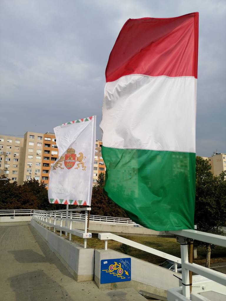 Fellobogózott gyalogos felüljáró a Tímár utcai HÉV megálló közelében - Budapest, 3. kerület