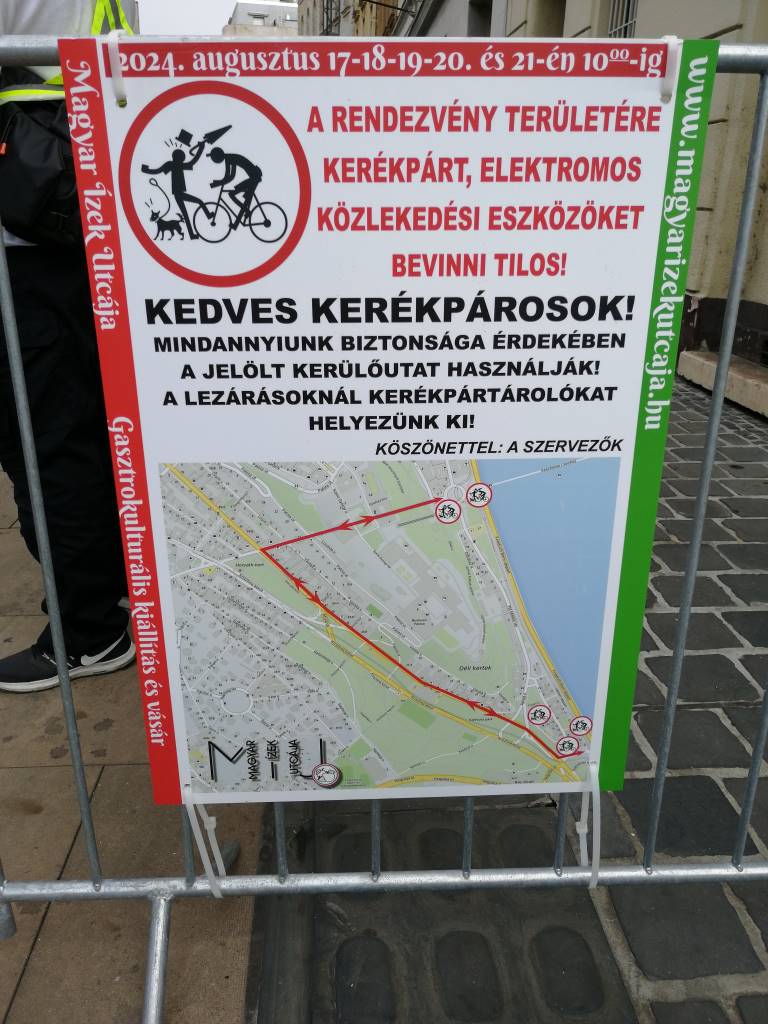 Tiltó tábla, viccesnek vélt, számomra értelmezhetetlen táblával a bal felső sarokban - Budapest, 1. kerület