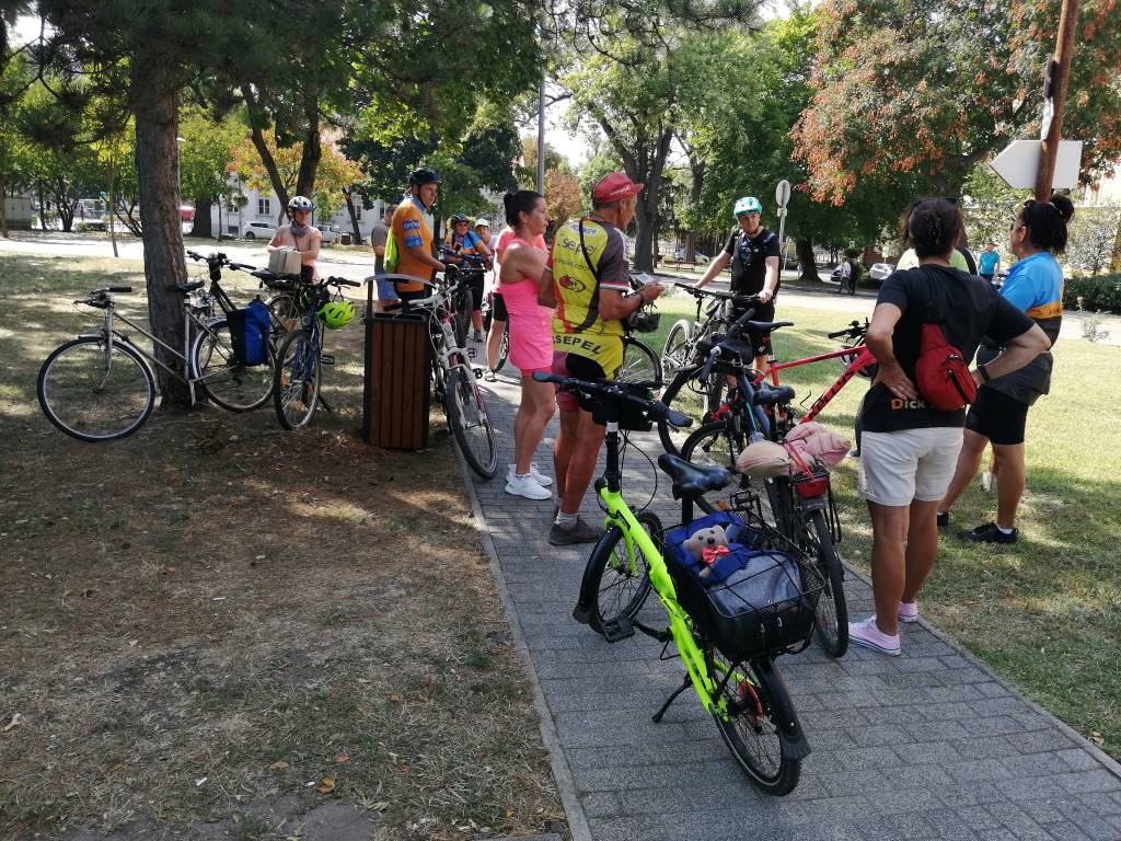 Gyülekező, találkozás ismerősökkel és ismeretlenekkel - Budapest, Szent László tér