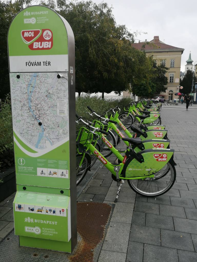 Bubi állomás a Fővám téren - A kerékpáros képzés során megtudtuk, hogyan lehet könnyen beazonosítani a legújabb Bubikat... - Fővám tér, Budapest