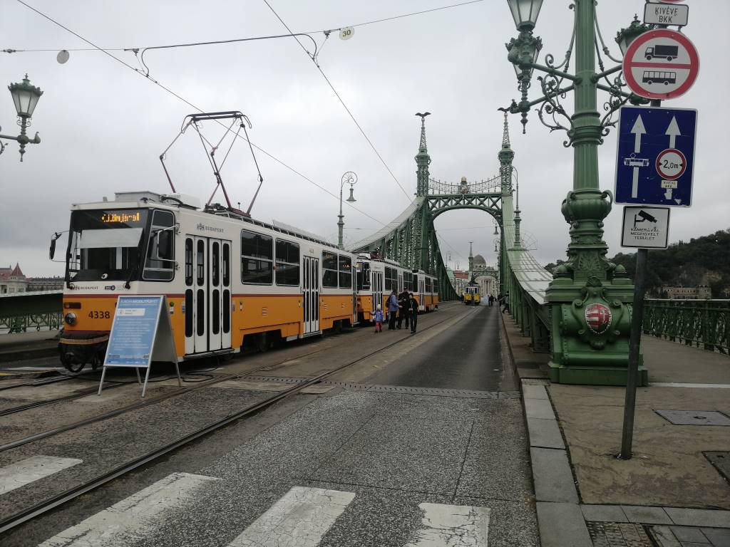 Villamosok mutatták meg magukat a Szabadság-hídon is - Budapest