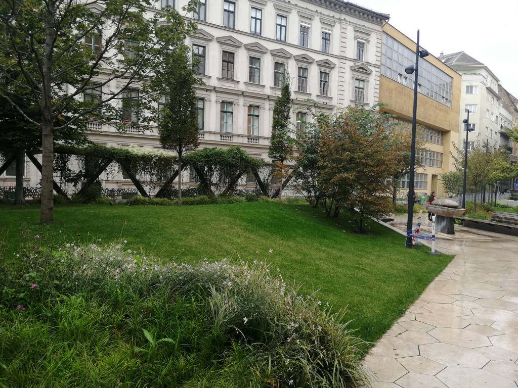 A városfalat magába ölelő park, aminek az egyik felén játszótér is van. - Budapest, 5. kerület