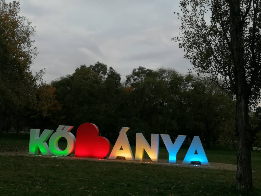 Kivilágított Kőbánya felirat az Óhegy parkban