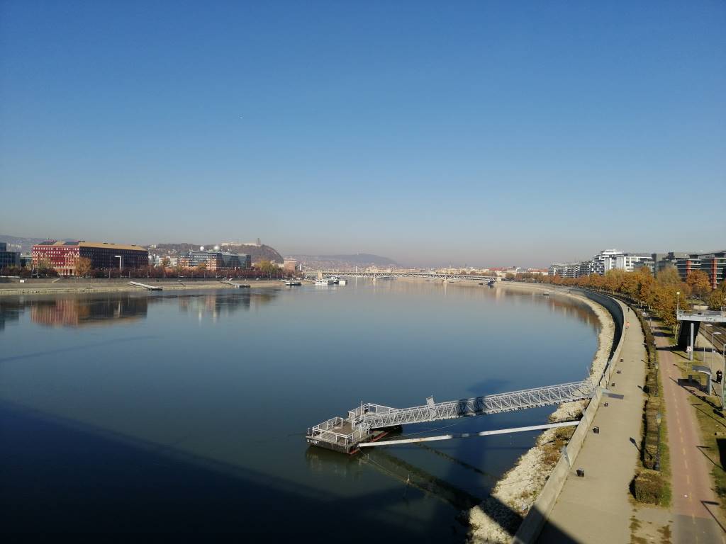 Duna látványa a Lágymányosi-hídról. A víz kékségét sajnos a fotó nem adja vissza, pedig lenyűgöző volt. - Budapest, 9. kerület