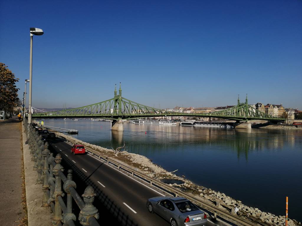 Duna látványa a kerékpárútról. A víz kékségét sajnos ez a fotó nem adja vissza. - Budapest, 11. kerület