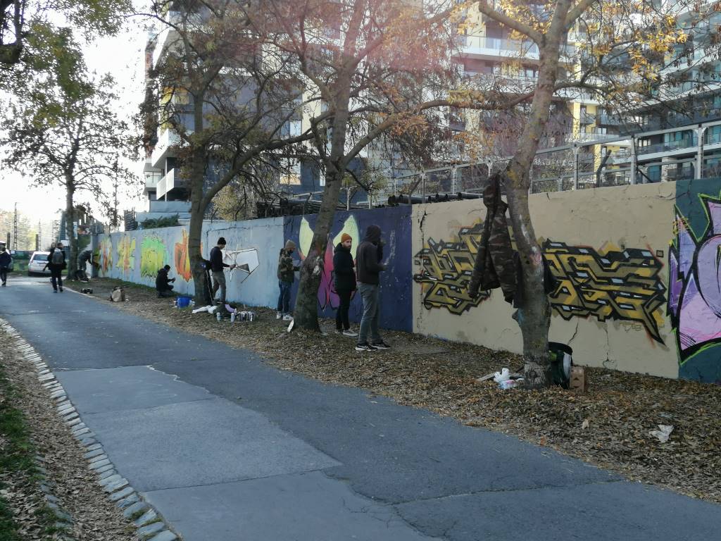 Alkotásban a graffiti falnál - Budapest, Filatorigát, 3. kerület